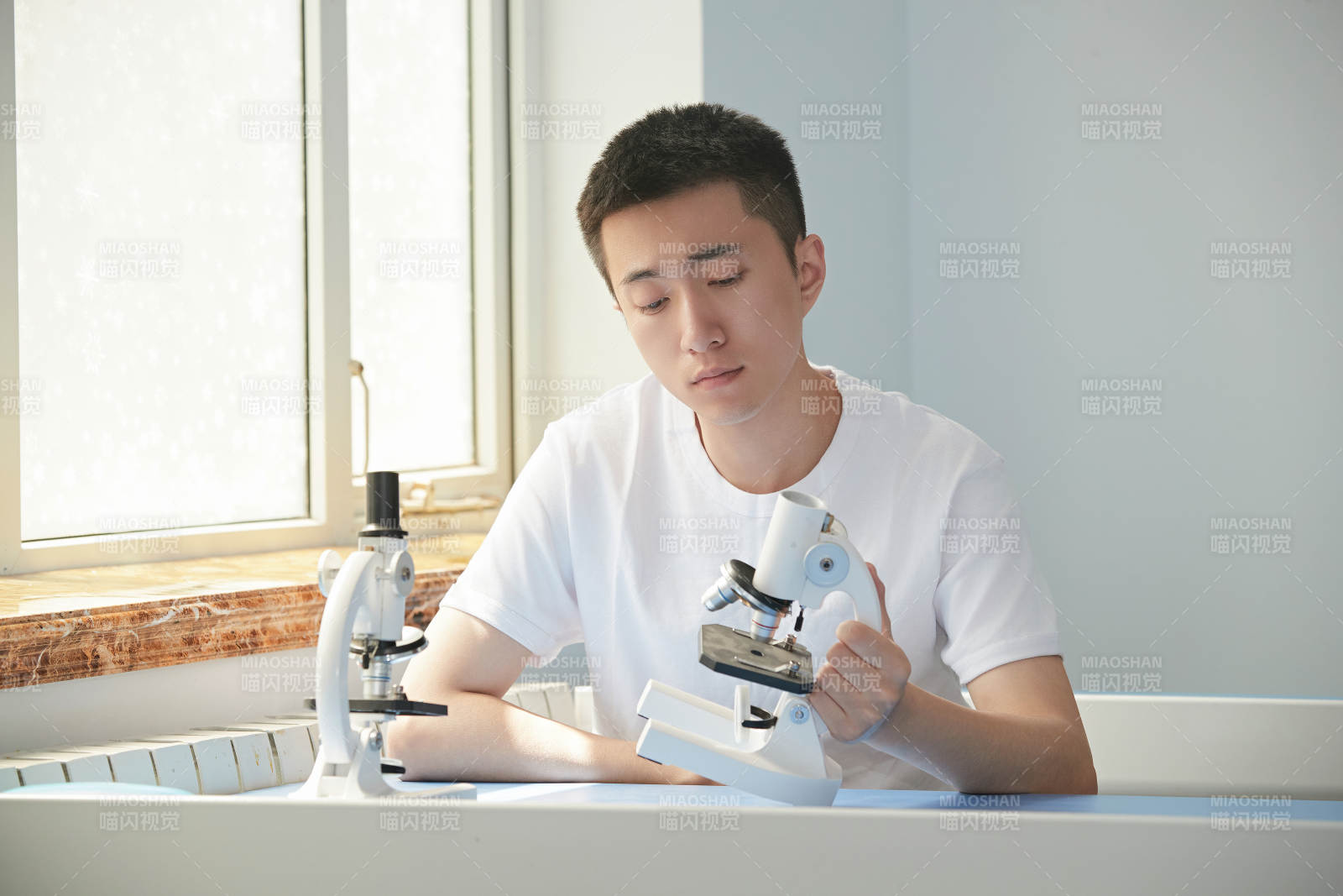 在教室里做实验的帅气青年男性