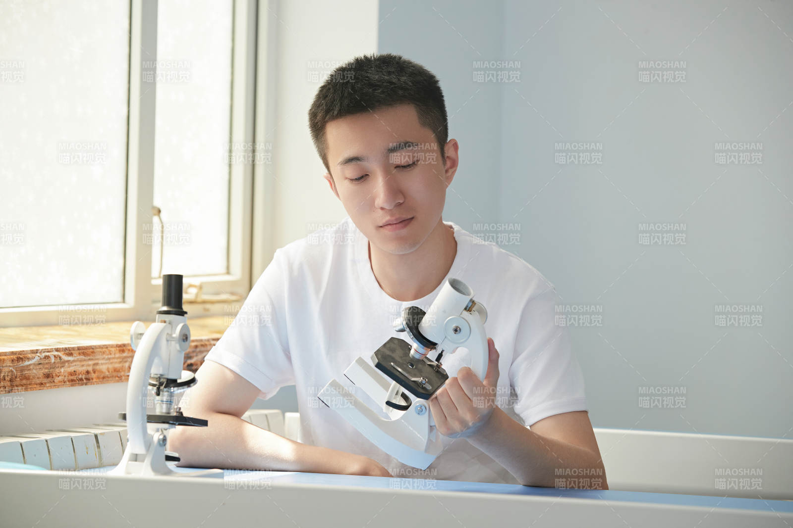 在教室里做实验的帅气青年男性