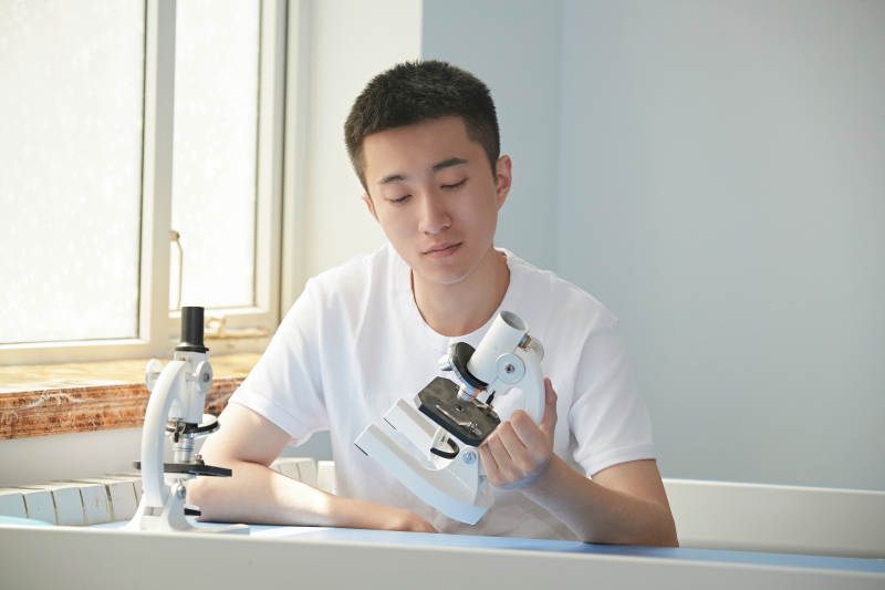 在教室里做实验的帅气青年男性