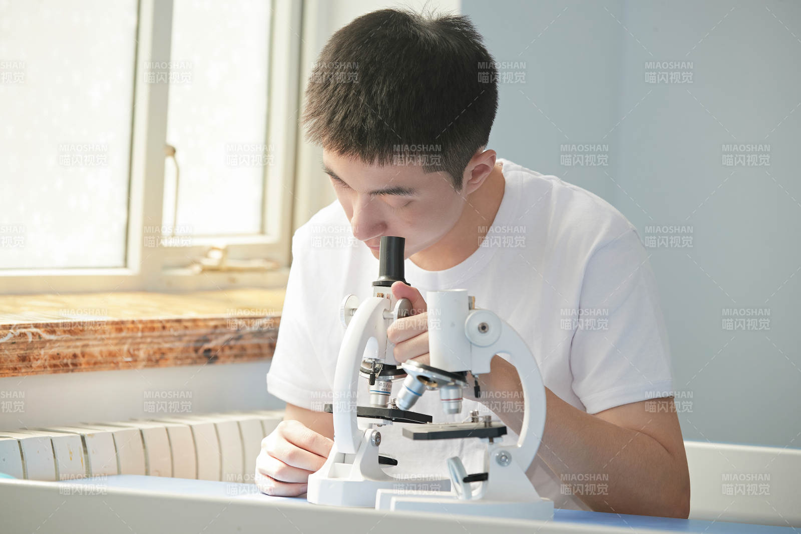 在教室里做实验的帅气青年男性
