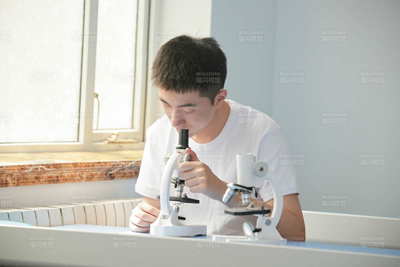 在教室里做實驗的帥氣青年男性