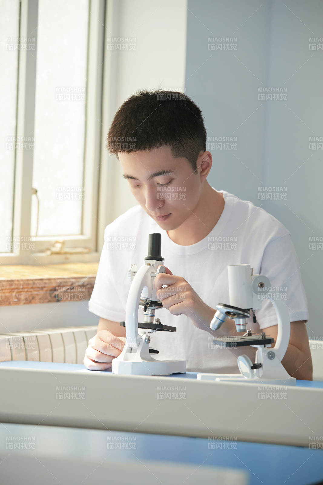 在教室里做实验的帅气青年男性