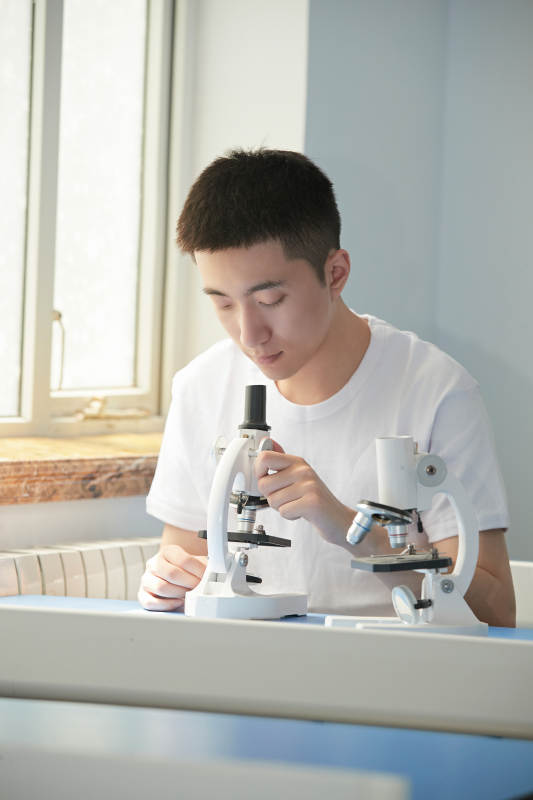 在教室里做实验的帅气青年男性