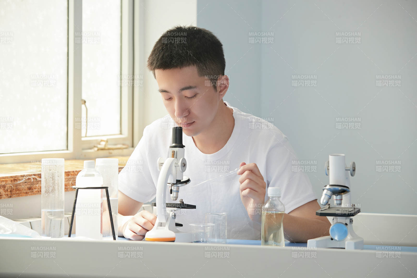 在教室里做實驗的帥氣青年男性