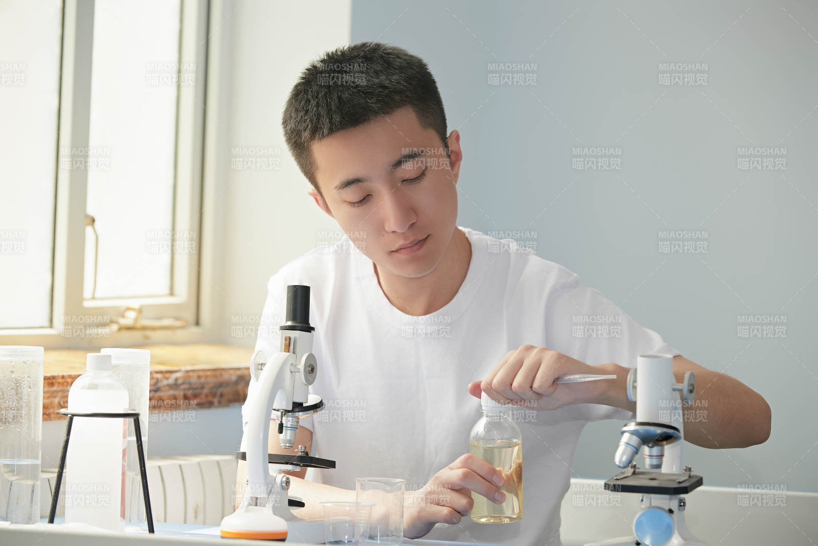 在教室里做实验的帅气青年男性