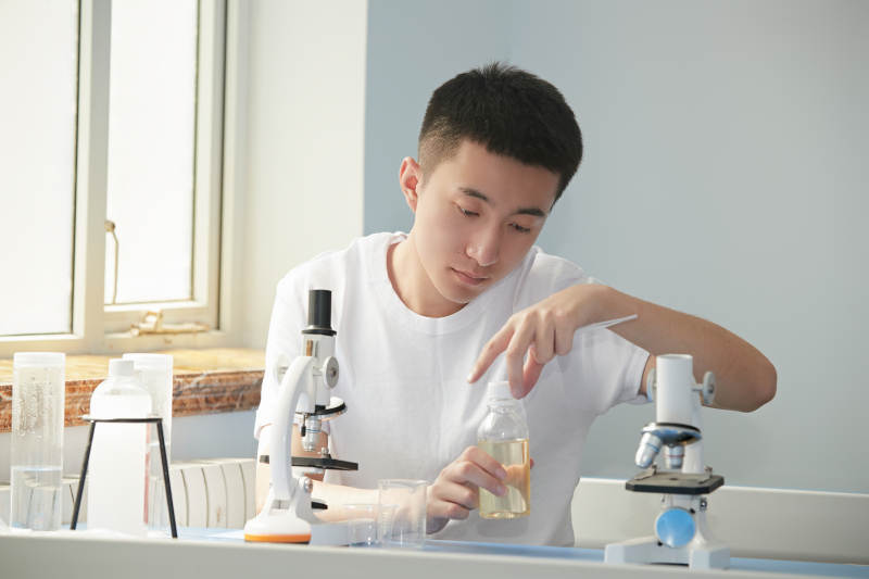 在教室里做实验的帅气青年男性