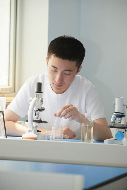 在教室里做实验的帅气青年男性