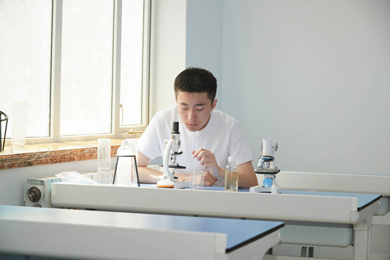 在教室里做实验的帅气青年男性