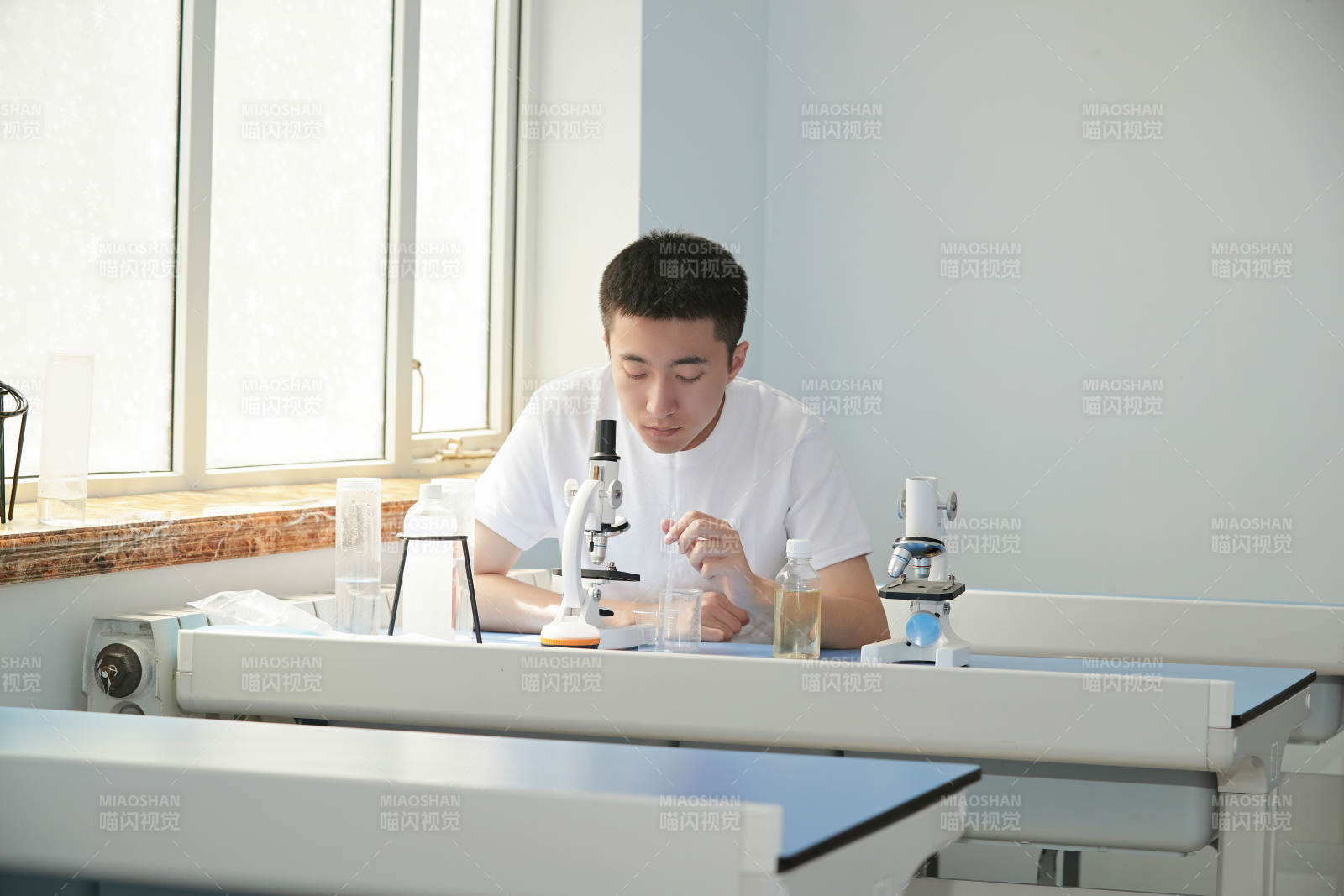 在教室里做实验的帅气青年男性