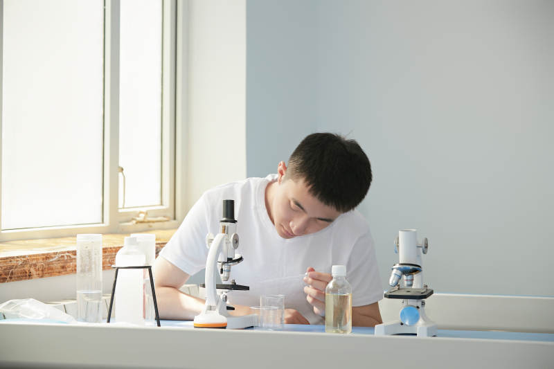 在教室里做实验的帅气青年男性