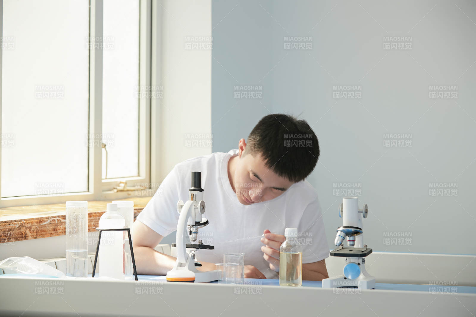 在教室里做实验的帅气青年男性