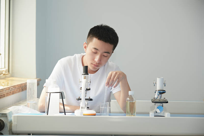 在教室里做实验的帅气青年男性