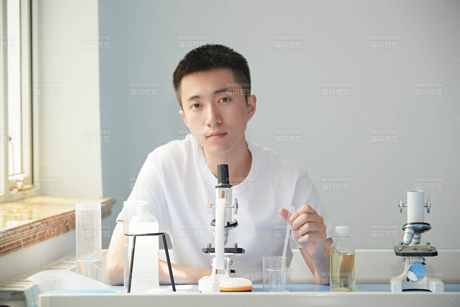 在教室里做实验的帅气青年男性