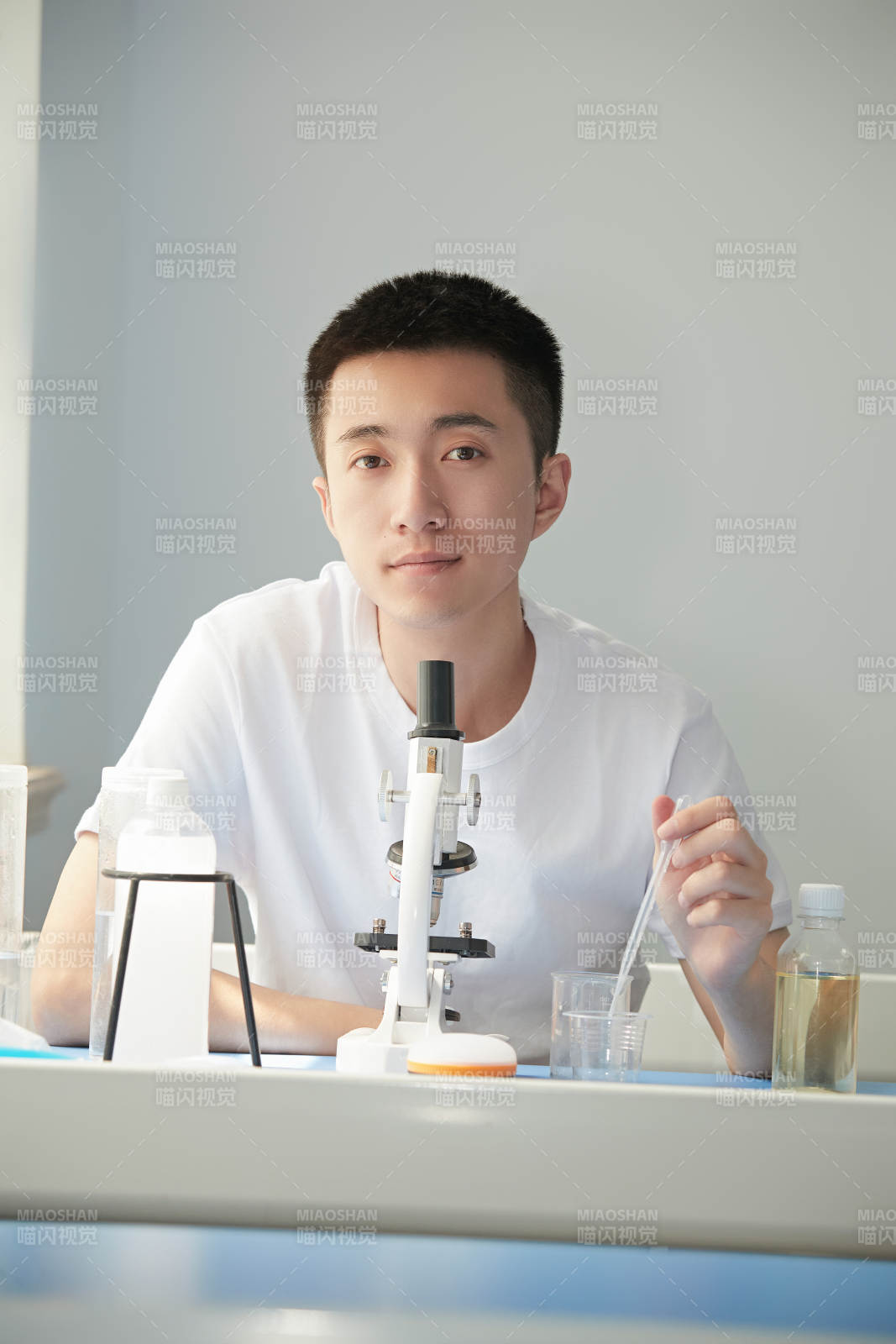 在教室里做实验的帅气青年男性