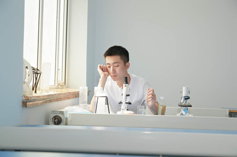 在教室里做实验的帅气青年男性