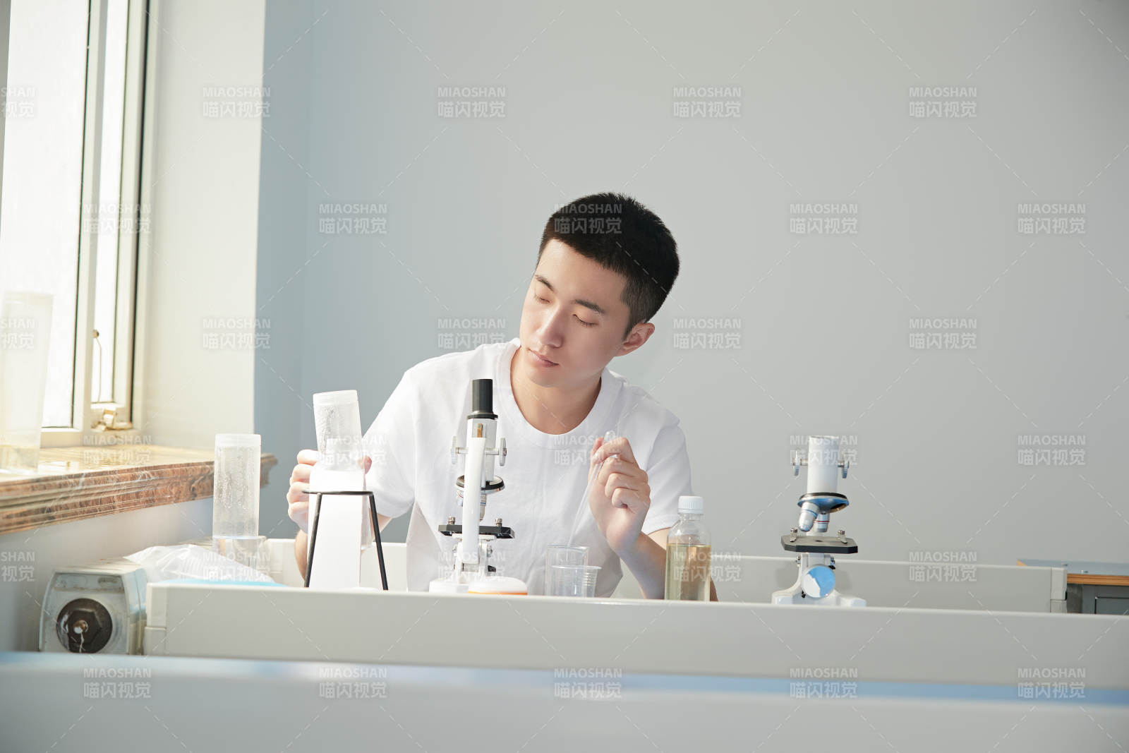 在教室里做实验的帅气青年男性