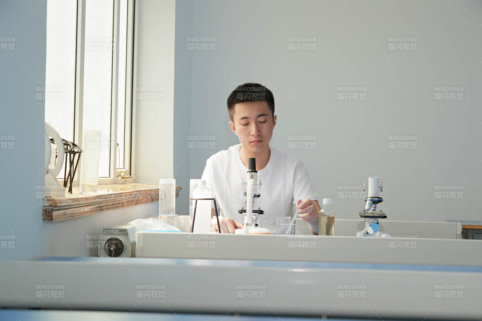 在教室里做实验的帅气青年男性