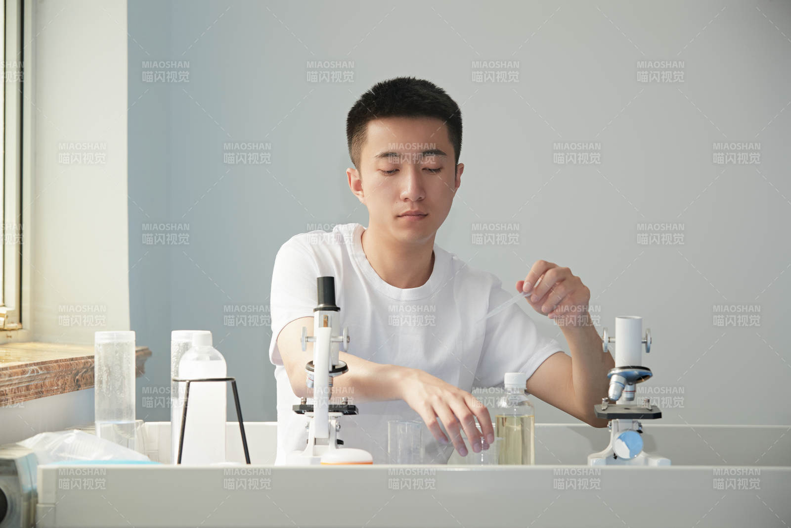 在教室里做实验的帅气青年男性