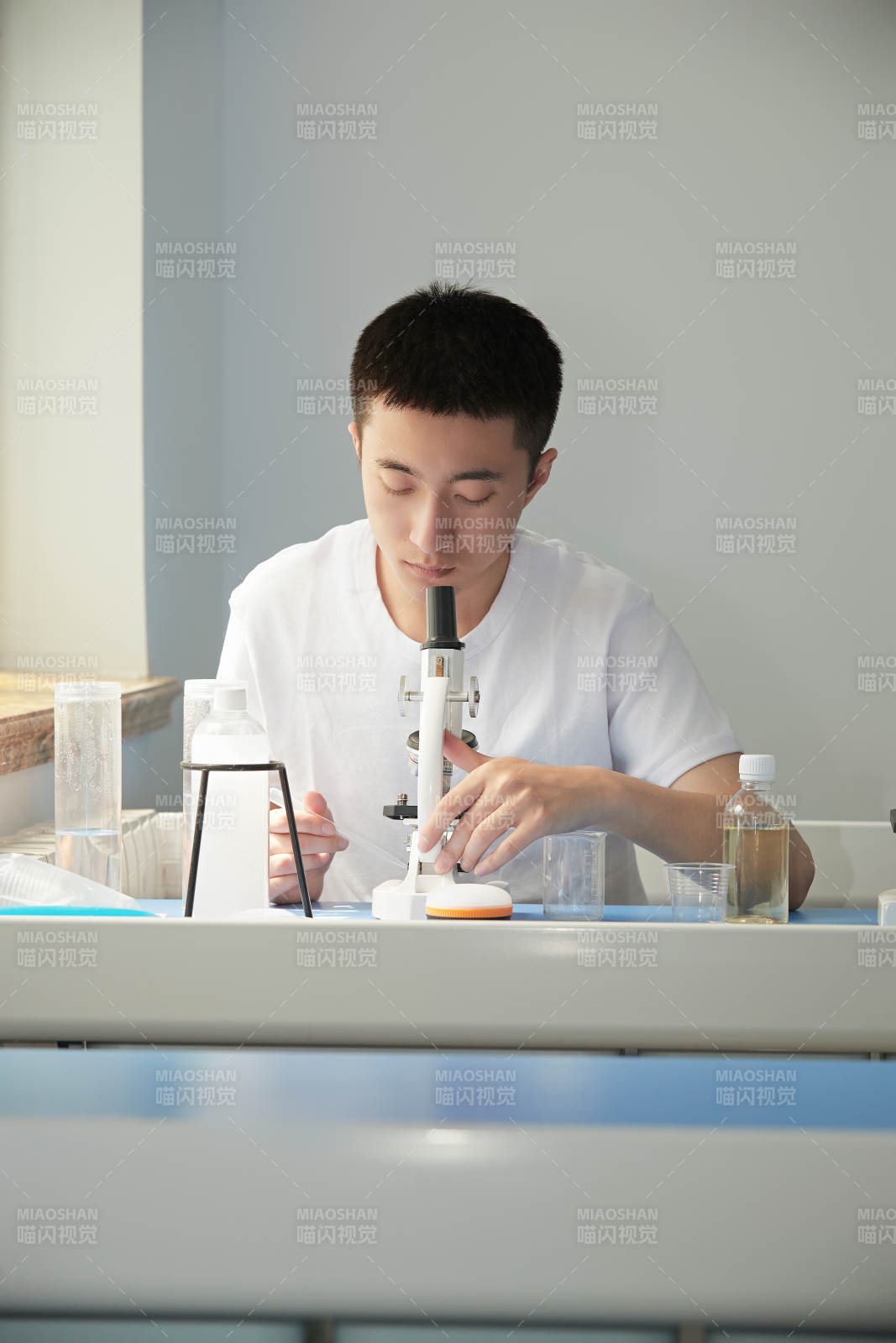 在教室里做实验的帅气青年男性