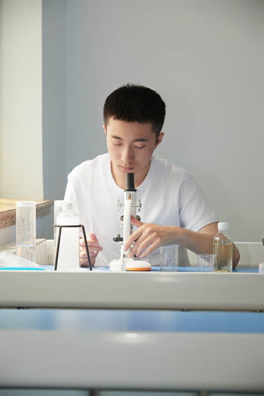 在教室里做实验的帅气青年男性