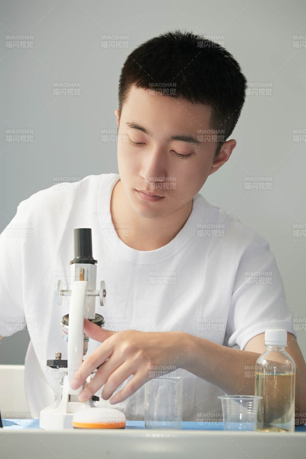 在教室里做实验的帅气青年男性