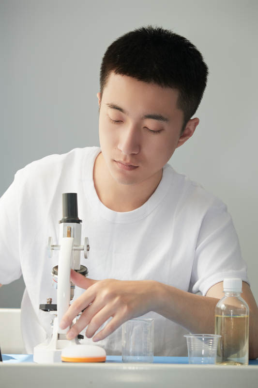 在教室里做实验的帅气青年男性