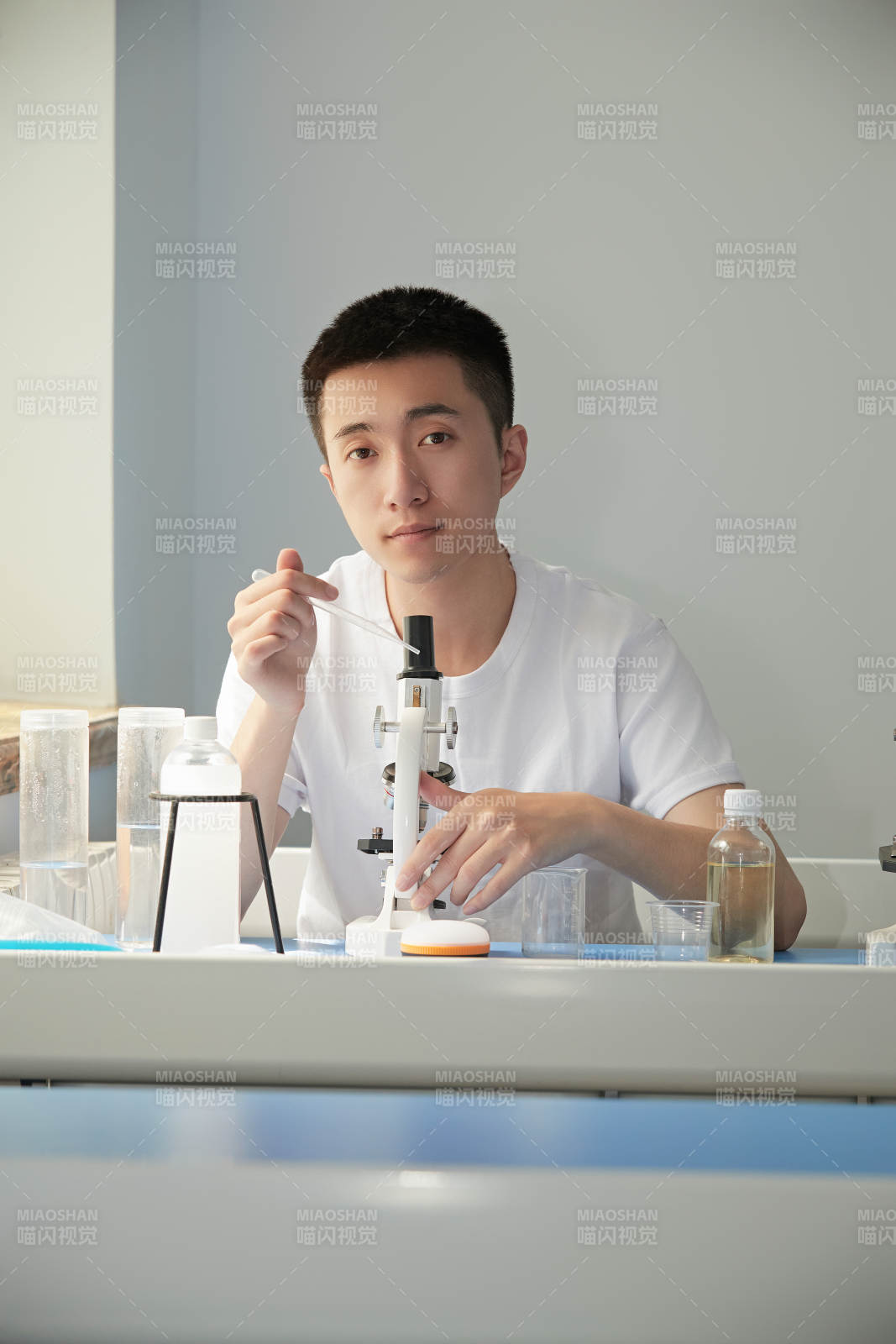 在教室里做实验的帅气青年男性