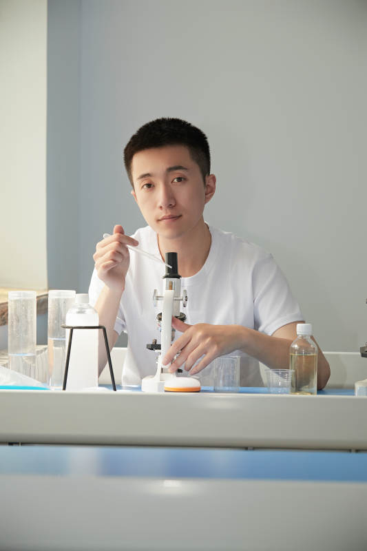 在教室里做实验的帅气青年男性