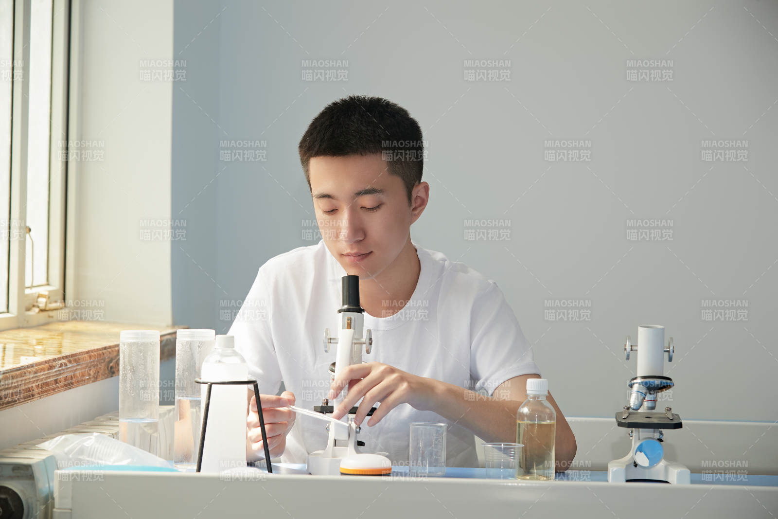 在教室里做实验的帅气青年男性