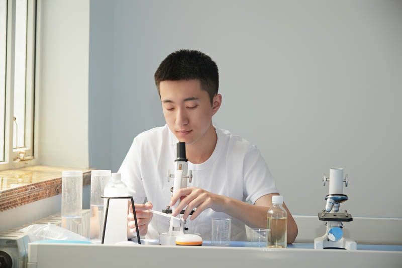 在教室里做实验的帅气青年男性