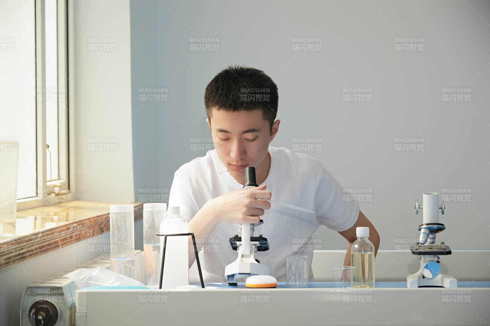 在教室里做实验的帅气青年男性