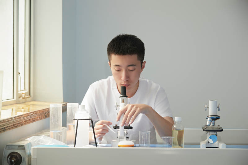 在教室里做实验的帅气青年男性