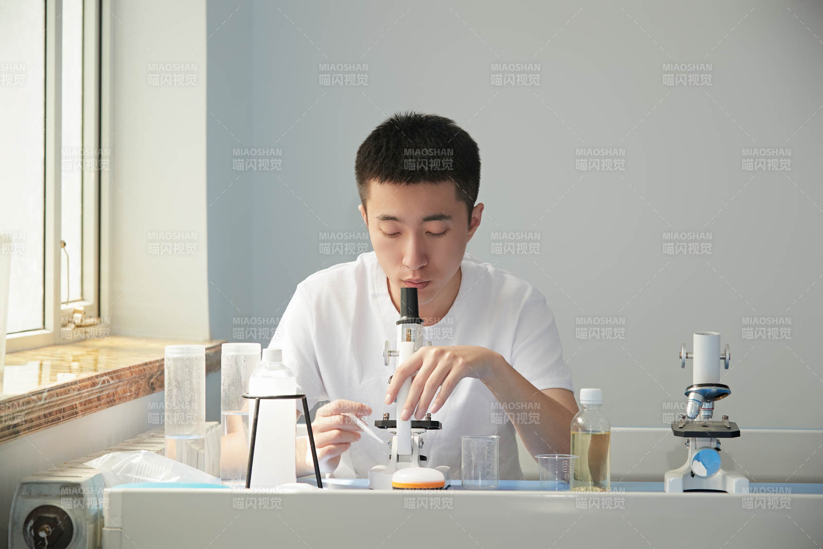 在教室里做实验的帅气青年男性