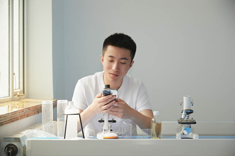 在教室里做实验的帅气青年男性