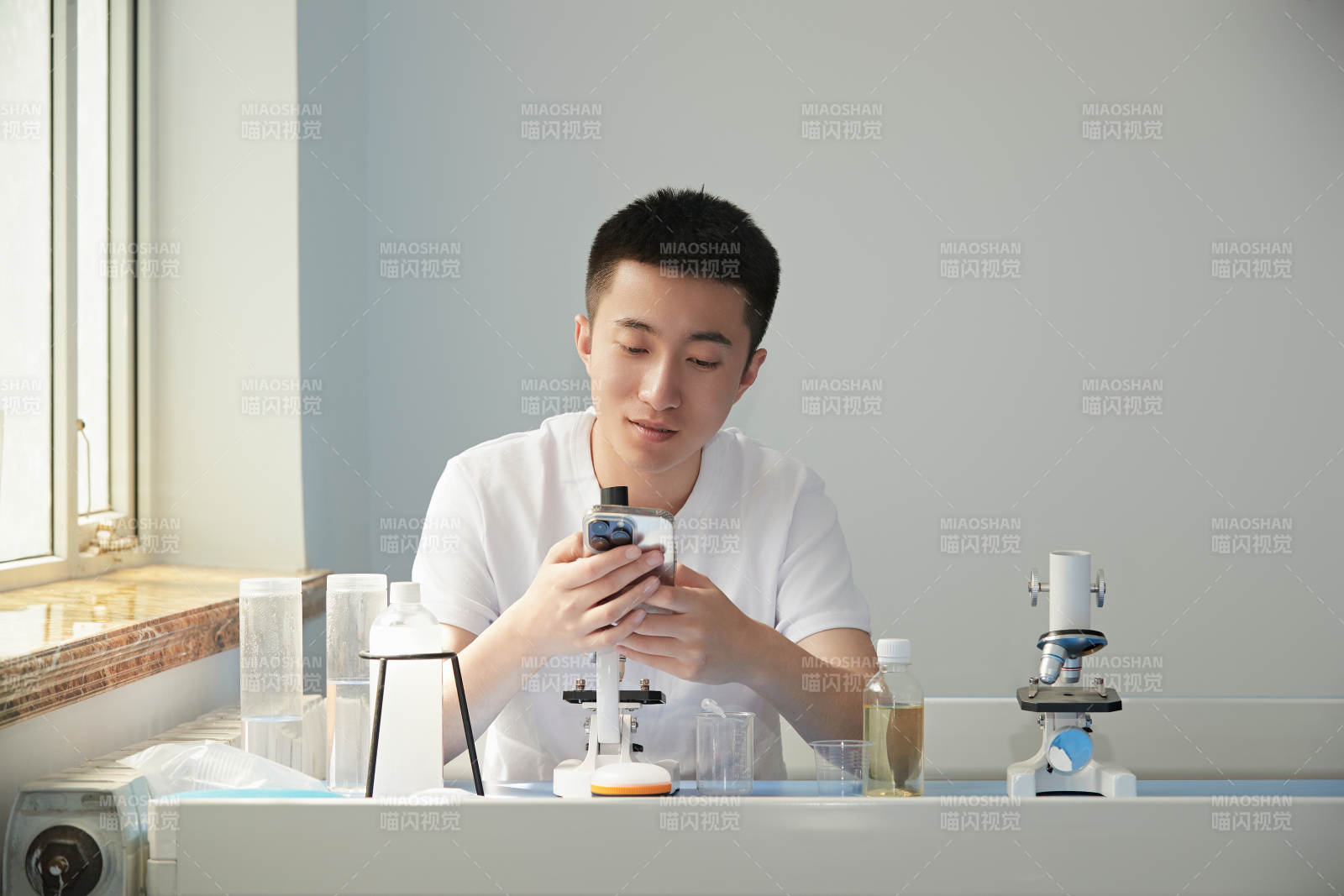 在教室里做实验的帅气青年男性