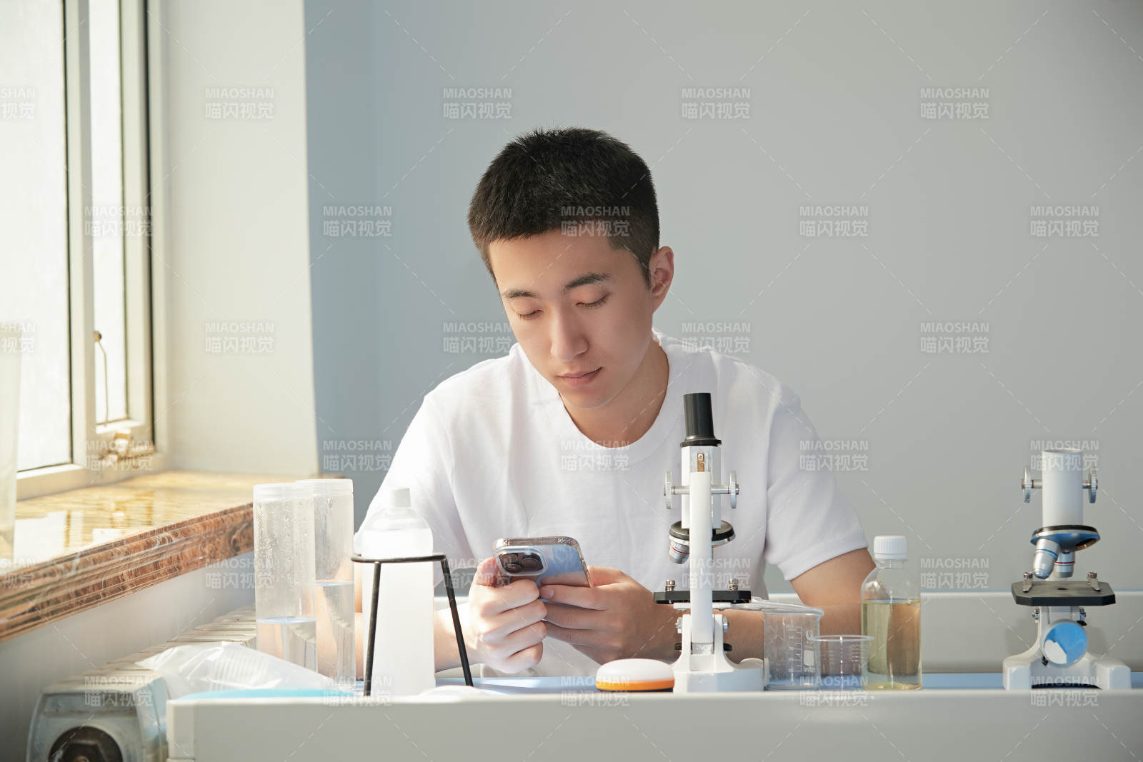 在教室里做实验的帅气青年男性