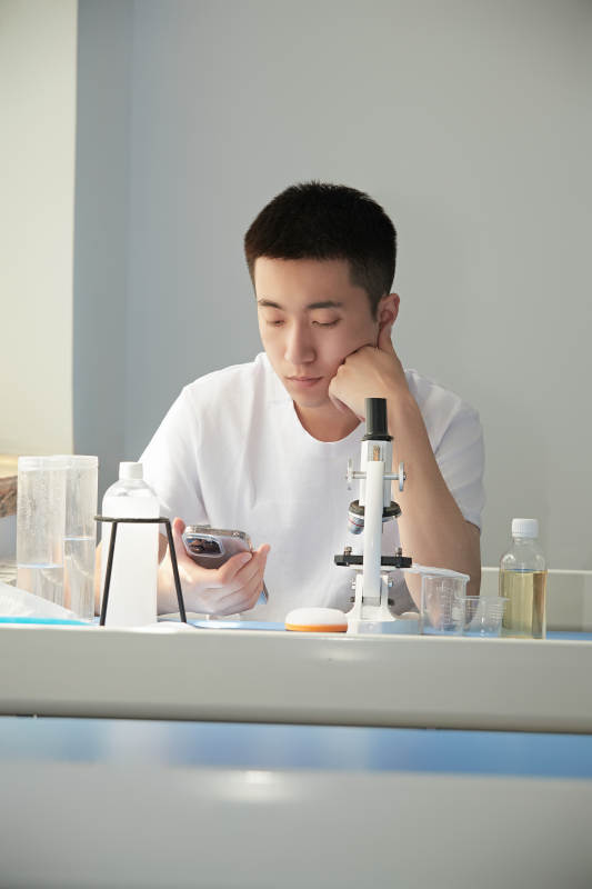 在教室里做实验的帅气青年男性