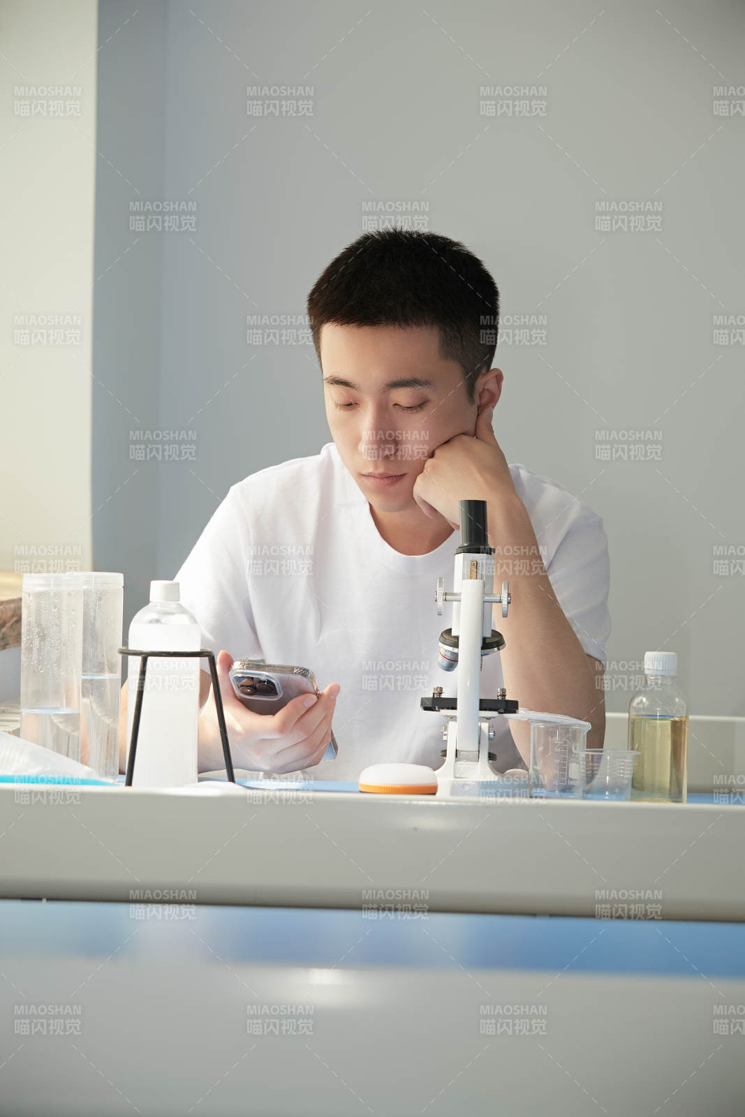 在教室里做实验的帅气青年男性