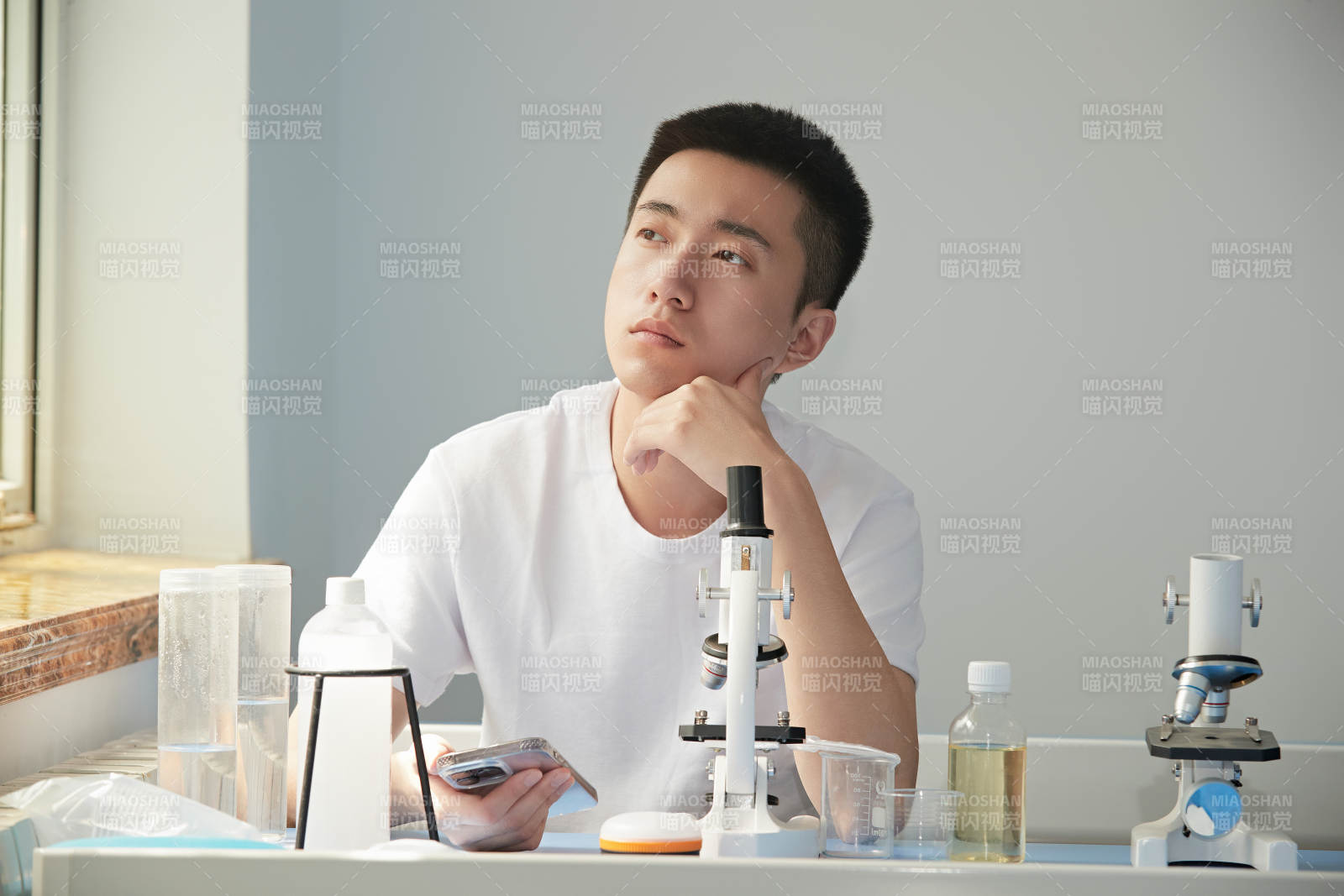 在教室里做实验的帅气青年男性