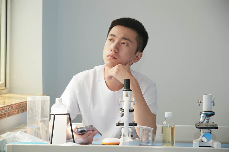 在教室里做实验的帅气青年男性