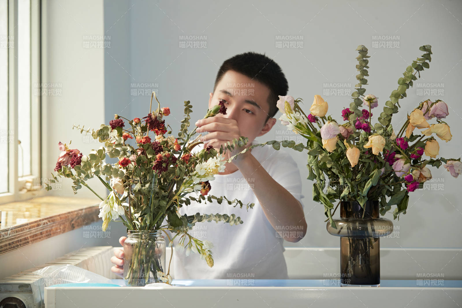 擺弄插花的帥氣男青年