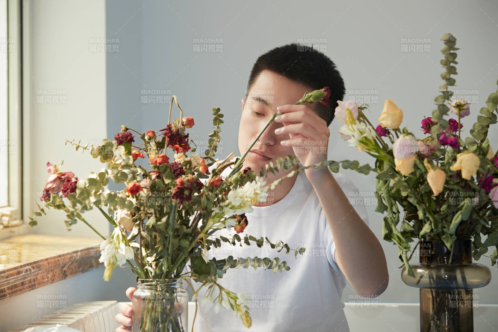 摆弄插花的帅气男青年