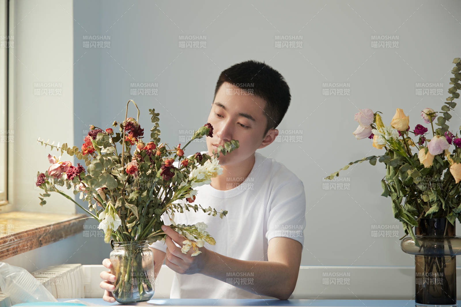 擺弄插花的帥氣男青年