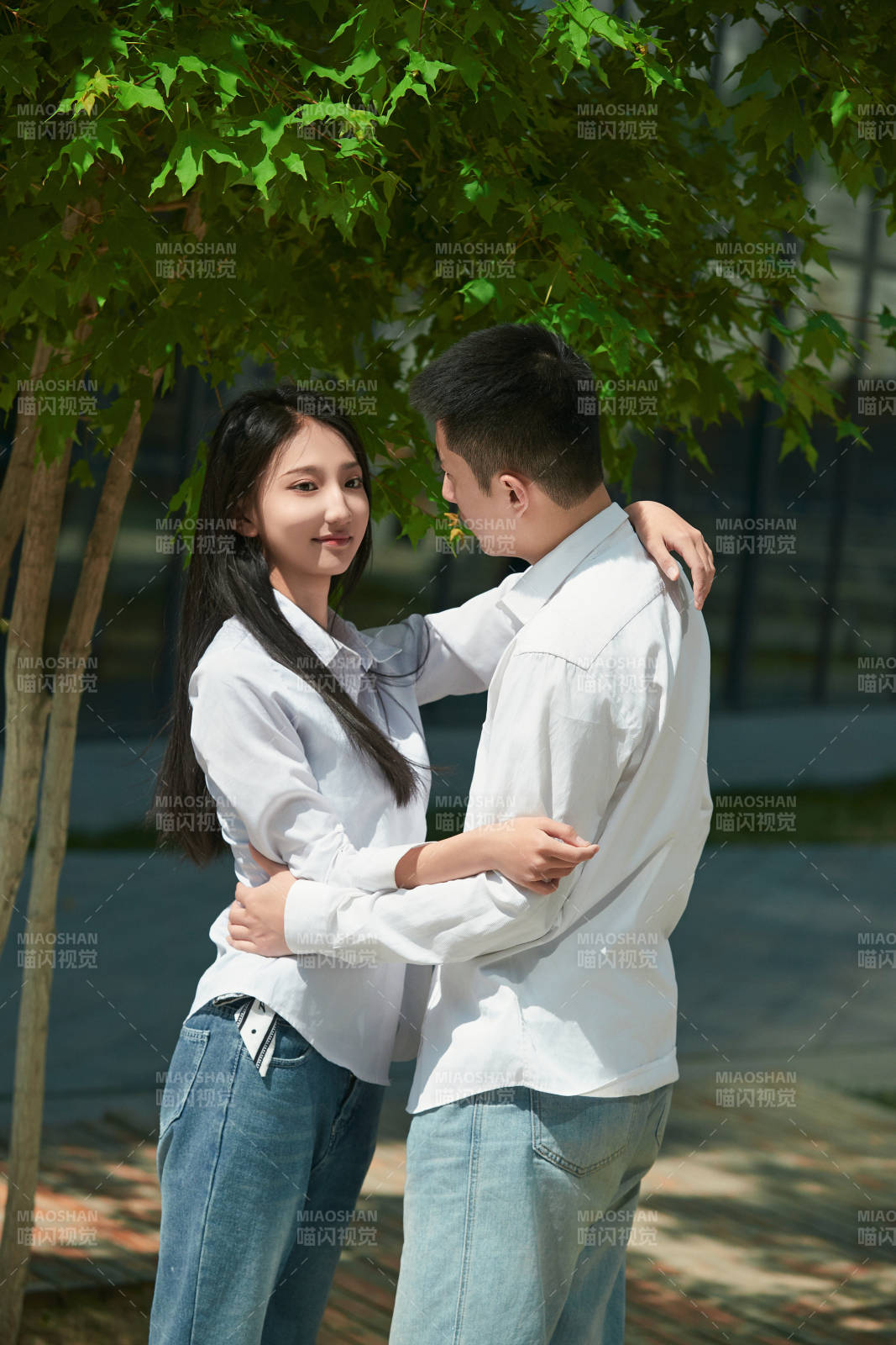 坐在户外台阶上的青年情侣