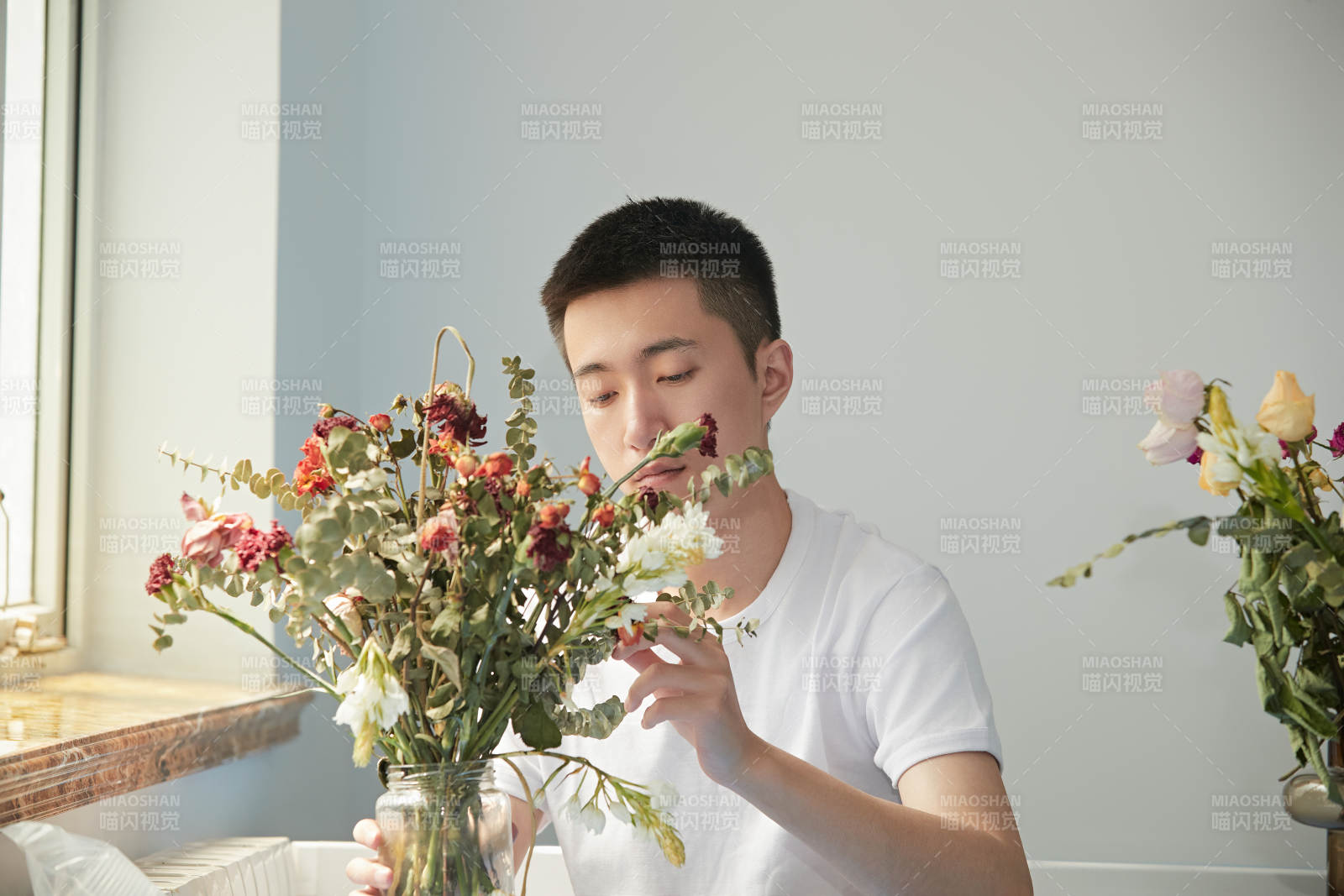 擺弄插花的帥氣男青年