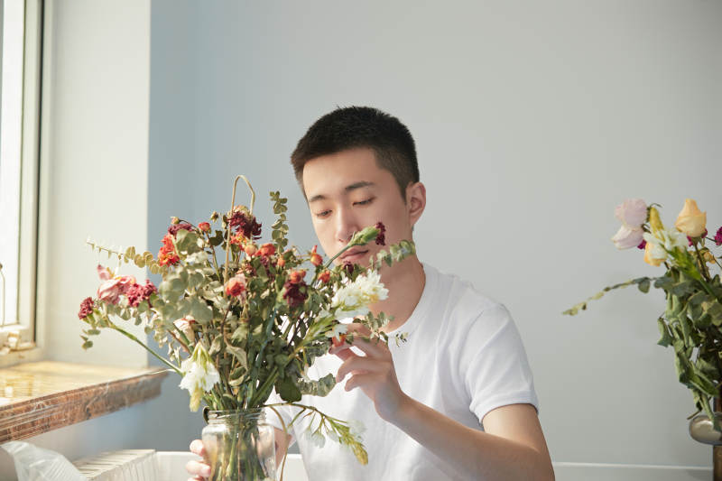 摆弄插花的帅气男青年
