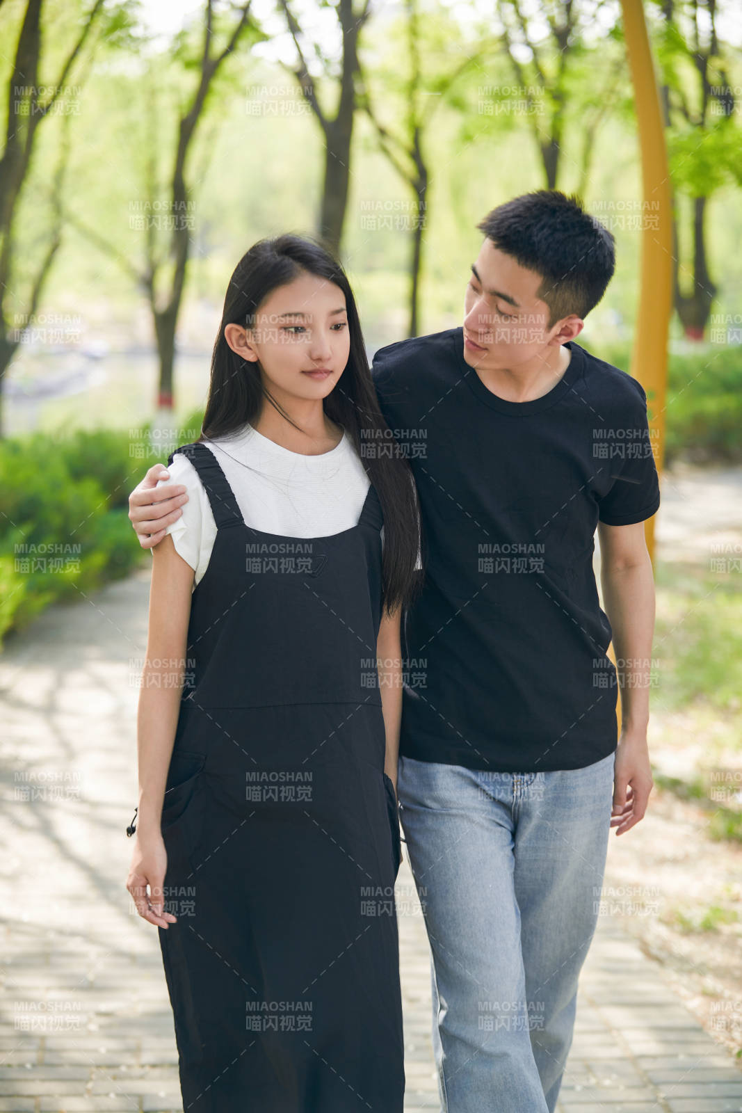 戶外散步的恩愛情侶