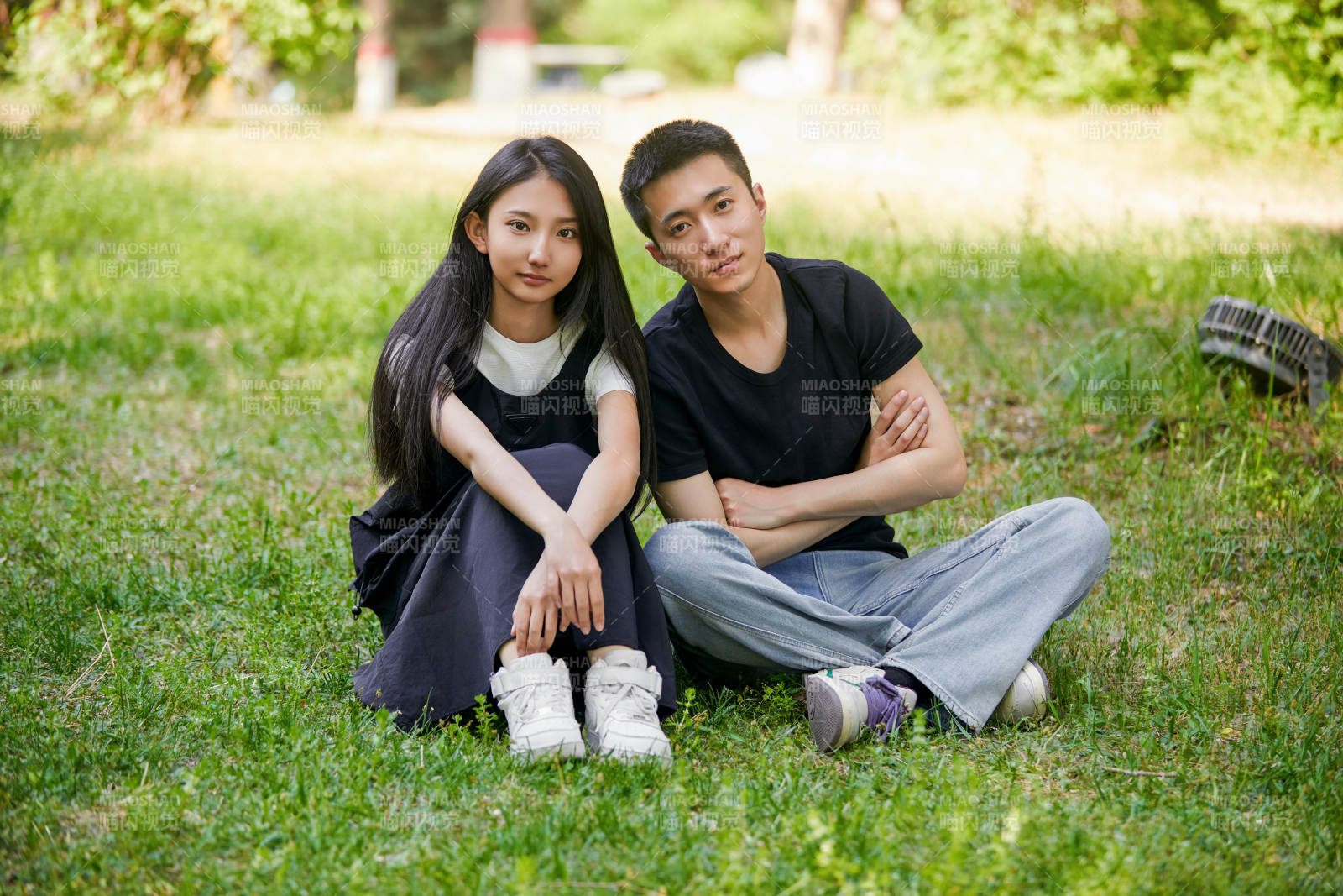 戶(hù)外草坪上的恩愛(ài)年輕情侶