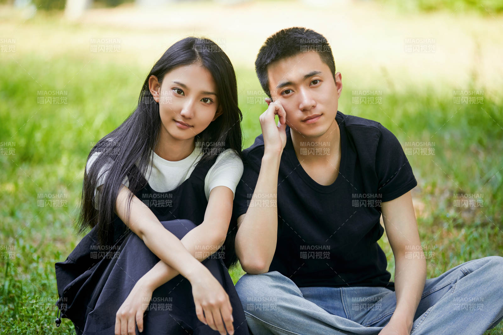 户外草坪上的恩爱年轻情侣