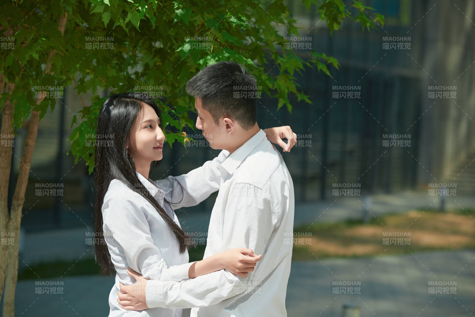 坐在户外台阶上的青年情侣